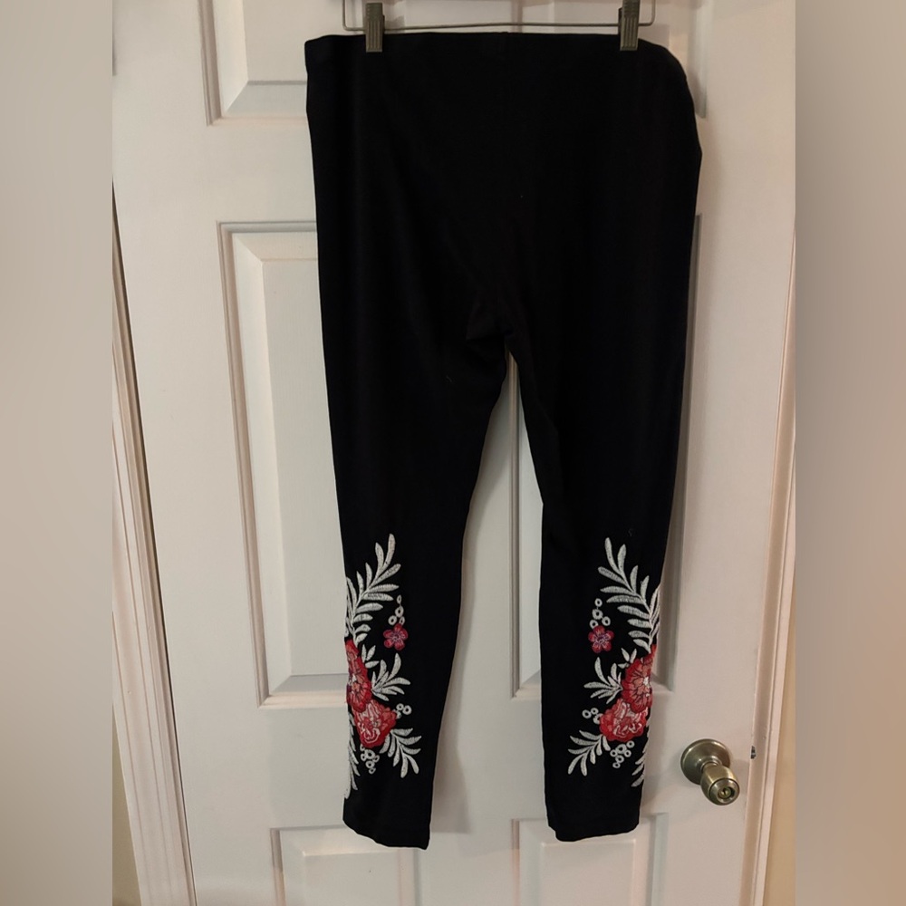EUC COMFY Johnny Was Black Leggings with Red and White Floral Embroidery SZ LG